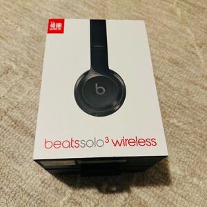 Beats Solo 3 Wireless Headphone with soft case and box color black